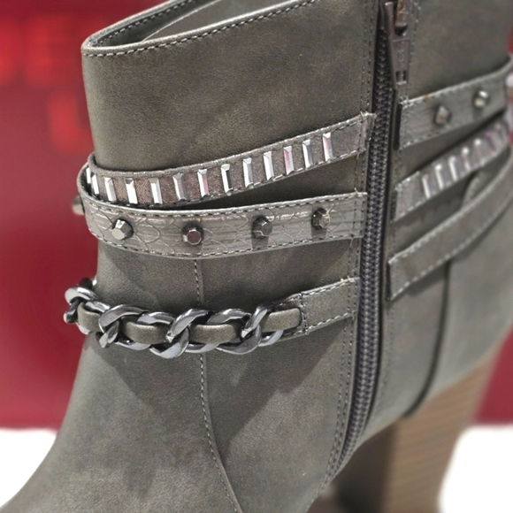 Jennifer Lopez ✦ Black Ankle Boots ✦ Block Heel w/ Leather Straps & Chain Detail - Picture 8 of 14